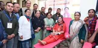 Dehradun:-स्वर्गीय हरबंस कपूर मेमोरियल ट्रस्ट द्वारा आयोजित रक्तदान शिविर में शामिल हुई विधानसभा अध्यक्ष ऋतु खण्डूडी भूषण