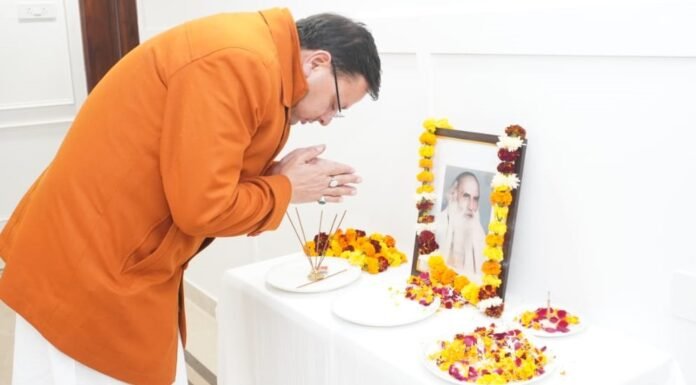 Uttarakhand:-मुख्यमंत्री पुष्कर धामी ने स्वर्गीय इंद्रमणि बड़ोनी के चित्र पर पुष्पांजली अर्पित कर दी श्रद्धांजलि
