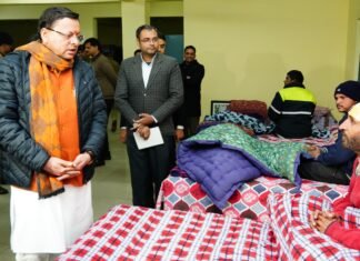 Dehradun:-आई.एस.बी.टी.में बेसहारा एवं बेघर लोगों,मलिन बस्तियों में रहने वाले लोगों को सीएम धामी ने सर्दी से बचाव के लिए वितरित किए कंबल