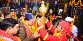 Rudraprayag:-ओंकारेश्वर मंदिर ऊखीमठ में सीएम धामी ने की पूजा अर्चना,बाबा केदार की भूमि से शीतकालीन चार धाम यात्रा की शुरुआत