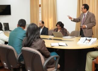 Uttarakhand:-श्रीदेव सुमन उत्तराखण्ड विश्वविद्यालय के कुलपति प्रो.एन के.जोशी ने राज्यपाल को दिया ‘वन यूनिवर्सिटी-वन रिसर्च’ योजना के तहत चल रहे शोध कार्य की प्रगति पर प्रस्तुतीकरण