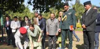 Uttarakhand:-राज्यपाल लेफ्टिनेंट जनरल गुरमीत सिंह एवं प्रथम महिला गुरमीत कौर ने राजभवन परिसर में आकर्षक और कोमल पुष्प ट्यूलिप बल्ब का किया रोपण