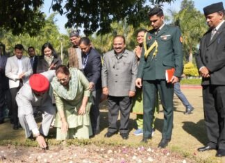 Uttarakhand:-राज्यपाल लेफ्टिनेंट जनरल गुरमीत सिंह एवं प्रथम महिला गुरमीत कौर ने राजभवन परिसर में आकर्षक और कोमल पुष्प ट्यूलिप बल्ब का किया रोपण