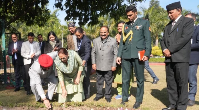 Uttarakhand:-राज्यपाल लेफ्टिनेंट जनरल गुरमीत सिंह एवं प्रथम महिला गुरमीत कौर ने राजभवन परिसर में आकर्षक और कोमल पुष्प ट्यूलिप बल्ब का किया रोपण