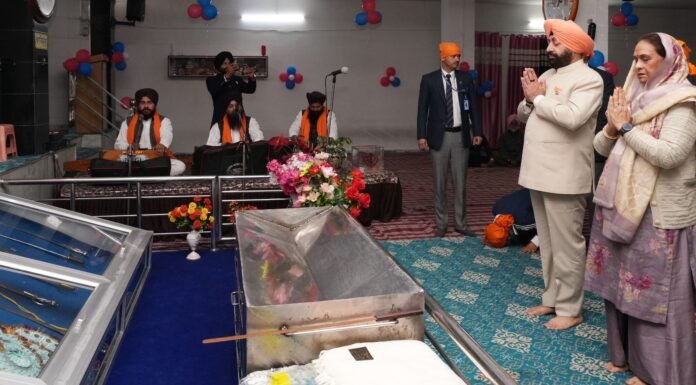 Uttarakhand:-गुरु गोबिंद सिंह जी के प्रकाश पर्व के पावन अवसर पर राज्यपाल लेफ्टिनेंट जनरल गुरमीत सिंह ने नुन्नावाला,देहरादून स्थित गुरुद्वारा शहीद सिंघा में टेका मत्था