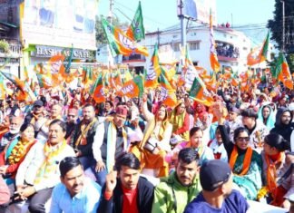 Uttarakhand Nikay Chunav:-हरिद्वार में रोड-शो कर सीएम धामी ने भाजपा प्रत्याशियों के लिए मांगे वोट कहा-विकास को भाजपा है जरूरी