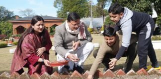 Dehradun:-मुख्यमंत्री पुष्कर धामी ने परिवार संघ मुख्यमंत्री आवास परिसर में किया ट्यूलिप बल्ब का रोपण