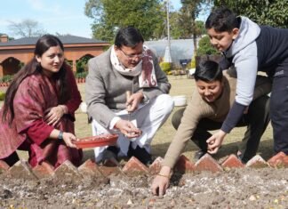 Dehradun:-मुख्यमंत्री पुष्कर धामी ने परिवार संघ मुख्यमंत्री आवास परिसर में किया ट्यूलिप बल्ब का रोपण