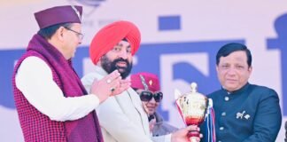 Dehradun:-परेड ग्राउंड में आयोजित राज्य स्तरीय मुख्य कार्यक्रम में 38वें राष्ट्रीय खेल पर आधारित सूचना विभाग की झांकी को मिला प्रथम स्थान