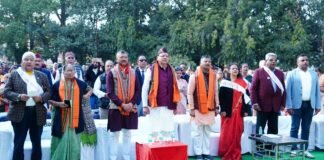 Uttarakhand:-देहरादून में भारत विकास परिषद द्वारा आयोजित ’सामूहिक वन्दे मातरम’ गायन कार्यक्रम में शामिल हुए सीएम धामी,बड़ी संख्या में उपस्थित लोगों ने सामूहिक रूप से गाया वंदे मातरम्