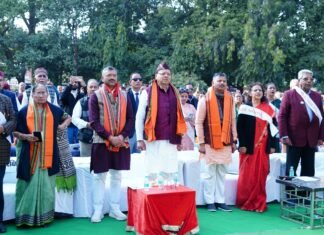 Uttarakhand:-देहरादून में भारत विकास परिषद द्वारा आयोजित ’सामूहिक वन्दे मातरम’ गायन कार्यक्रम में शामिल हुए सीएम धामी,बड़ी संख्या में उपस्थित लोगों ने सामूहिक रूप से गाया वंदे मातरम्