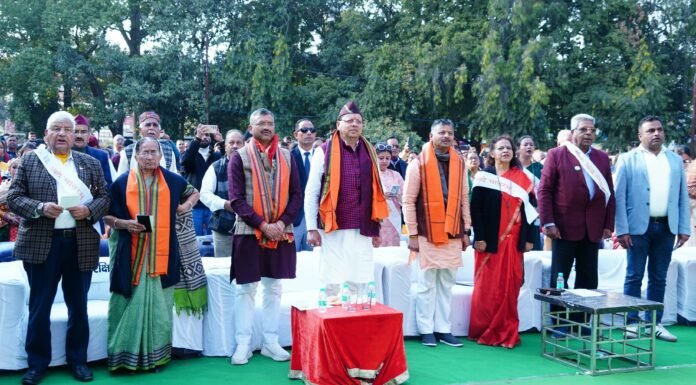 Uttarakhand:-देहरादून में भारत विकास परिषद द्वारा आयोजित ’सामूहिक वन्दे मातरम’ गायन कार्यक्रम में शामिल हुए सीएम धामी,बड़ी संख्या में उपस्थित लोगों ने सामूहिक रूप से गाया वंदे मातरम्