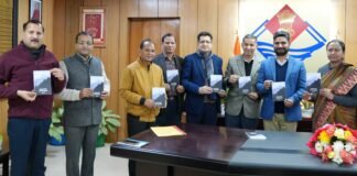 Dehradun:-मुख्य सचिव राधा रतूड़ी ने किया आलोक शाह के कविता संग्रह ‘अंतस को घेरे जो सघन कुहासा’ का विमोचन