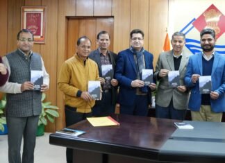 Dehradun:-मुख्य सचिव राधा रतूड़ी ने किया आलोक शाह के कविता संग्रह ‘अंतस को घेरे जो सघन कुहासा’ का विमोचन