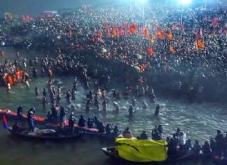 Mahakumbh 2025:-त्रिवेणी तट पर एकता और समरसता का अद्भुत नजारा,पहले अमृत स्नान पर एक तरफ साधु-संत तो दूसरी तरफ श्रद्धालु कर रहे पवित्र स्नान