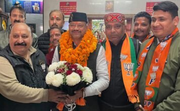 Dehradun:-भाजपा के मेयर प्रत्याशी सौरभ थपलियाल ने प्रबुद्धजनों और पार्टी के वरिष्ठ नेताओं से शिष्टाचार भेंट कर लिया आशीर्वाद