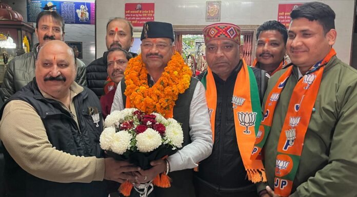 Dehradun:-भाजपा के मेयर प्रत्याशी सौरभ थपलियाल ने प्रबुद्धजनों और पार्टी के वरिष्ठ नेताओं से शिष्टाचार भेंट कर लिया आशीर्वाद