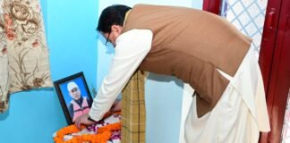 Uttarakhand:-वरिष्ठ पत्रकार स्व.मंजुल मांजिला के शोकाकुल परिवारजनों से भेंट कर सीएम धामी ने व्यक्त की शोक संवेदनाएं,हर संभव मदद का दिया भरोसा