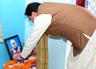 Uttarakhand:-वरिष्ठ पत्रकार स्व.मंजुल मांजिला के शोकाकुल परिवारजनों से भेंट कर सीएम धामी ने व्यक्त की शोक संवेदनाएं,हर संभव मदद का दिया भरोसा