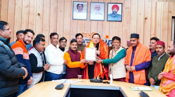 Uttarakhand:-चारों धामों के पुरोहितों ने शीतकालीन यात्रा को बढ़ावा दिए जाने पर मंत्र उच्चारण के साथ सीएम धामी का व्यक्त किया आभार