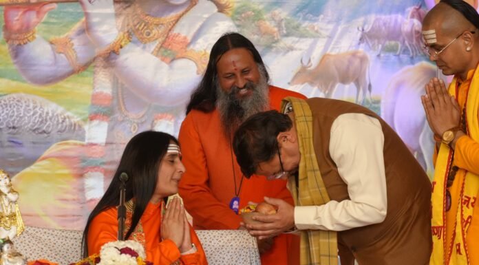 Udham Singh Nagar:-काशीपुर में दिव्य ज्योति संस्थान द्वारा आयोजित श्रीमद् भागवत कथा में पहुंचकर सीएम धामी ने दीप प्रज्वलित कर कथा वाचक साध्वी कालिन्दी भारती को फूल-माला व अंगवस्त्र भेंट कर किया सम्मानित