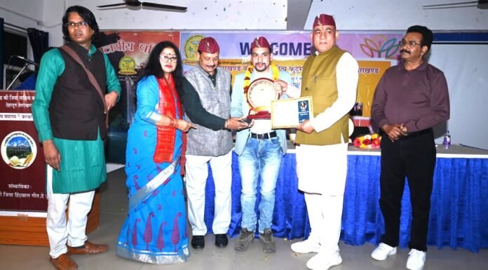 Uttarakhand:-युवा कवि-पत्रकार दीपक कैन्तुरा को मिला उत्कृष्ट गढवाली कविताओं के लिए सम्मान,सोशल मीडिया पर कविताओं के माध्यम से मुखर होकर उठाते हैं जनता का मुद्दा
