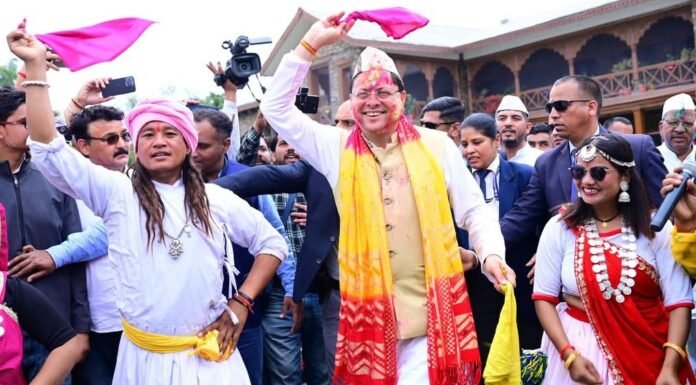 Uttarakhand:-अबीर-गुलाल संग और निखरे लोक संस्कृति के रंग,सीएम आवास में उत्तराखंड की सांस्कृतिक समृद्धि और एकता के हुए दर्शन