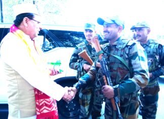 Dehradun:-काफिला रोक,सेना के जवानों के बीच पहुंचे मुख्यमंत्री धामी,होली की दी शुभकामनाएं