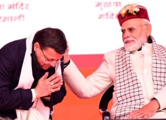 Narendra Modi in Uttarakhand:-हाथ मिलाकरपीठ थपथपाकर दी सीएम धामी को शाबाशी,अहम फैसले लेने और उन्हें लागू करने पर जाहिर की संतुष्टि