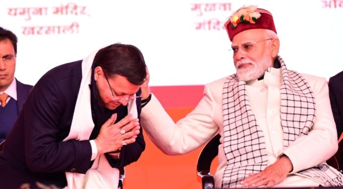 Narendra Modi in Uttarakhand:-हाथ मिलाकरपीठ थपथपाकर दी सीएम धामी को शाबाशी,अहम फैसले लेने और उन्हें लागू करने पर जाहिर की संतुष्टि