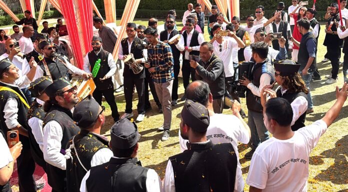 Dehradun:-चमोली रुद्रप्रयाग सहयोग संगठन की तरफ से होली मिलन समारोह का आयोजन,लोक कलाकारों ने बांधा समा