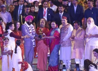 Rishikesh:-अन्तर्राष्ट्रीय योग महोत्सव का समापन,राज्यपाल लेफ्टिनेंट जनरल गुरमीत सिंह,हंस फाउंडेशन के प्रेरणास्रोत माताश्री मंगला जी एवं भोले जी महाराज अद्भुत सेवा कार्यों के लिए गंगा अवार्ड से सम्मानित