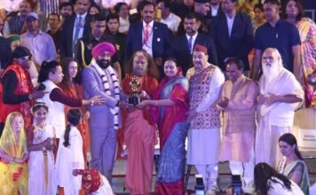 Rishikesh:-अन्तर्राष्ट्रीय योग महोत्सव का समापन,राज्यपाल लेफ्टिनेंट जनरल गुरमीत सिंह,हंस फाउंडेशन के प्रेरणास्रोत माताश्री मंगला जी एवं भोले जी महाराज अद्भुत सेवा कार्यों के लिए गंगा अवार्ड से सम्मानित