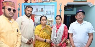 Kotdwar:-स्कवे मार्शल आर्ट में राष्ट्रीय स्तरीय प्रतियोगिता में गोल्ड मेडल जीतने वाली घमंडपुर निवासी सरिता नेगी से विधानसभा अध्यक्ष ऋतु खण्डूडी ने की भेंट कर दी शुभकामनाएं