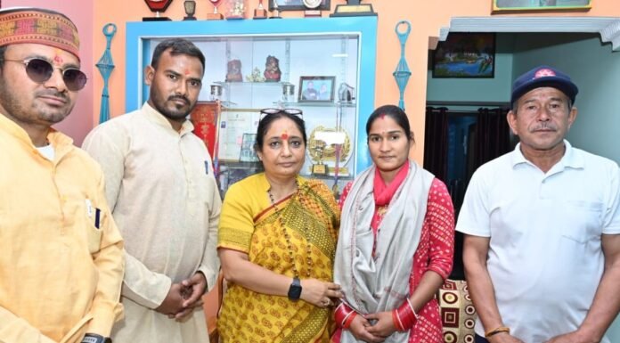 Kotdwar:-स्कवे मार्शल आर्ट में राष्ट्रीय स्तरीय प्रतियोगिता में गोल्ड मेडल जीतने वाली घमंडपुर निवासी सरिता नेगी से विधानसभा अध्यक्ष ऋतु खण्डूडी ने की भेंट कर दी शुभकामनाएं