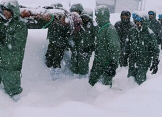 Avalanche In Chamoli:-हिमस्खलन के बाद 33 मजदूरों को सेना और आईटीबीपी के जवानों ने सुरक्षित निकाल लिया,बाकि की तलाश जारी,देर रात राज्य आपदा परिचालन केन्द्र पहुंचकर सीएम धामी ने की राहत एवं बचाव कार्यों की समीक्षा