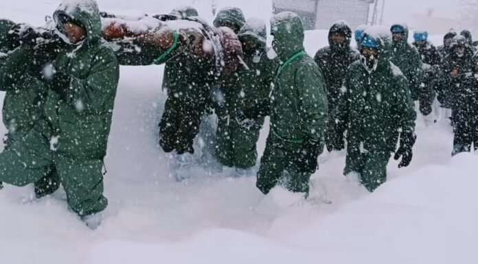 Avalanche In Chamoli:-हिमस्खलन के बाद 33 मजदूरों को सेना और आईटीबीपी के जवानों ने सुरक्षित निकाल लिया,बाकि की तलाश जारी,देर रात राज्य आपदा परिचालन केन्द्र पहुंचकर सीएम धामी ने की राहत एवं बचाव कार्यों की समीक्षा