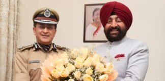 Uttarakhand:-पुलिस महानिदेशक दीपम सेठ ने राज्यपाल लेफ्टिनेंट जनरल गुरमीत सिंह से की भेंट,पुलिस प्रशिक्षण,नशामुक्ति अभियान,लोकल उत्पादों को बढ़ावा देने और चारधाम यात्रा की तैयारियों पर की चर्चा