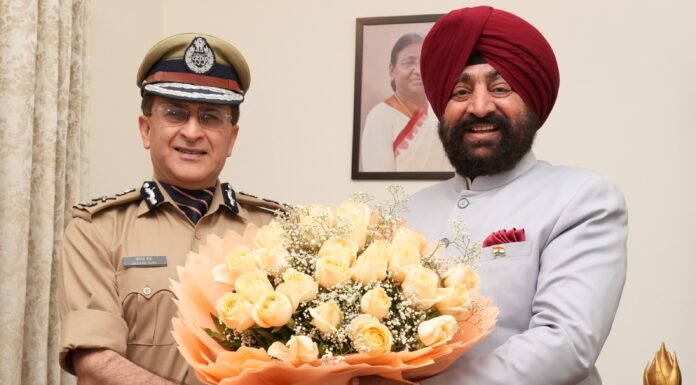 Uttarakhand:-पुलिस महानिदेशक दीपम सेठ ने राज्यपाल लेफ्टिनेंट जनरल गुरमीत सिंह से की भेंट,पुलिस प्रशिक्षण,नशामुक्ति अभियान,लोकल उत्पादों को बढ़ावा देने और चारधाम यात्रा की तैयारियों पर की चर्चा