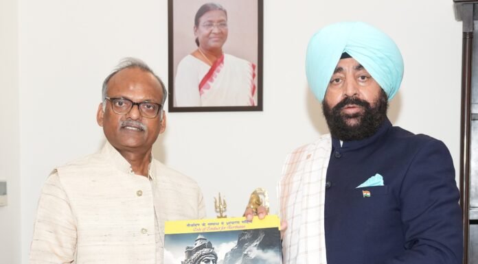 UTTARAKHAND:-उत्तराखण्ड संस्कृत विश्वविद्यालय के कुलपति प्रो.दिनेश चन्द्र शास्त्री ने राज्यपाल गुरमीत सिंह से की भेंट,‘वन यूनिवर्सिटी-वन रिसर्च’के अंतर्गत किए गए शोध कार्य की पुस्तक की भेंट