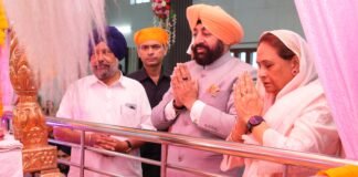 Dehradun:-राज्यपाल लेफ्टिनेंट जनरल गुरमीत सिंह ने बैसाखी पर्व पर डोईवाला स्थित श्री गुरु सिंघा सभा गुरुद्वारा में श्रद्धापूर्वक माथा टेक की प्रदेशवासियों की सुख-समृद्धि की प्रार्थना