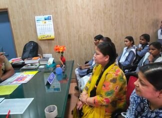 Pauri Garhwal:-पौड़ी पुलिस की नौनिहालों के लिए अच्छी पहल,वरिष्ठ पुलिस अधीक्षक लोकेश्वर सिंह के मार्गदर्शन में आयोजित की गई कानूनी पाठशाला,बच्चों को नशा,अपराध और नए कानूनों के संबंध में किया गया जागरूक