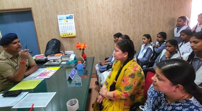 Pauri Garhwal:-पौड़ी पुलिस की नौनिहालों के लिए अच्छी पहल,वरिष्ठ पुलिस अधीक्षक लोकेश्वर सिंह के मार्गदर्शन में आयोजित की गई कानूनी पाठशाला,बच्चों को नशा,अपराध और नए कानूनों के संबंध में किया गया जागरूक