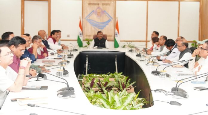 Dehradun:-मुख्य सचिव आनन्द बर्द्धन ने अपनी पहली सचिव समिति की बैठक सभी विभागों को दिए निर्देश कहा-बजट प्रावधान के अनुरूप राजस्व बढ़ाने के पर दें ध्यान