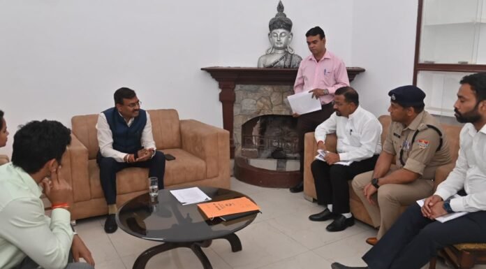 Uttarakhand:-हरिद्वार पहुंचे मुख्य सचिव आनन्द बर्द्धन 2027 कुंभ और चारधाम यात्रा की तैयारियों को लेकर जनपद के वरिष्ठ अधिकारियों के साथ की बैठक