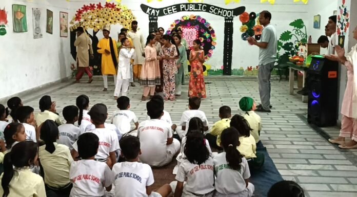 Dehradun:-रंगमंच विभाग दून विश्वविद्यालय द्वारा के.सी.पब्लिक स्कूल गोविंदगढ़ में आयोजित 15 दिवसीय रंगमंच कार्यशाला का समापन,प्रोफेसर सुरेखा डंगवाल ने कहा-समाज में महत्वपूर्ण भूमिका निभा रहा है रंगमंच विभाग