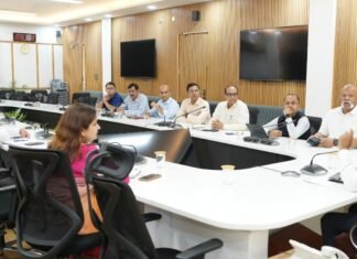 Uttarakhand:-मुख्य सचिव आनन्द बर्द्धन की अध्यक्षता में हुई सचिव समिति की बैठक,मुख्य सचिव ने किया सभी विभागों में बायोमैट्रिक को अनिवार्य