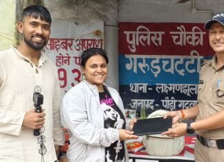 Pauri Garhwal:-पर्यटकों के लिए संजीवनी बन रहा पौड़ी पुलिस का खोया पाया स्क्वाड,अतिथि देवो भव के भाव से कार्य करते हुए यात्री और पर्यटकों के चेहरे पर मुस्कान लाने का किया जा रहा है कार्य