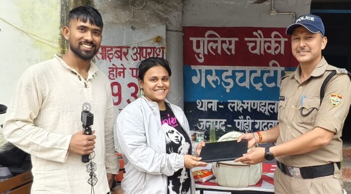 Pauri Garhwal:-पर्यटकों के लिए संजीवनी बन रहा पौड़ी पुलिस का खोया पाया स्क्वाड,अतिथि देवो भव के भाव से कार्य करते हुए यात्री और पर्यटकों के चेहरे पर मुस्कान लाने का किया जा रहा है कार्य