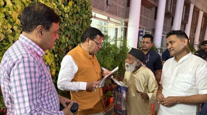 Uttarakhand:-कैबिनेट बैठक के बाद सचिवालय से निकलते समय,टिहरी जनपद से आए रघुनन्दन प्रसाद पाण्डेय को मिले सीएम धामी,उनकी समस्या सुन,मौके पर ही संबंधित सचिव को दिए आवश्यक निर्देश